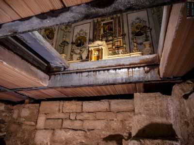 Ma � arrivato ora il momento di alzare la testa. Su di noi, attraverso la botola, intravediamo gli accesi dipinti della sovrastante chiesa del Carmine...